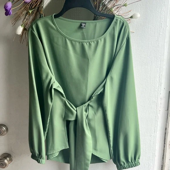 Shein blouse 🌸🌸🌸🌸Weekend Deal 🌸🌸🌸🌸 1/2 off - Picture 1 of 4